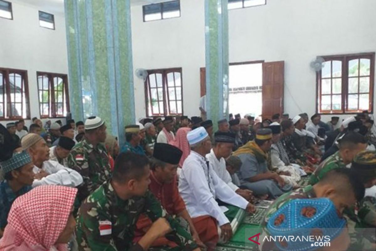 Yonif 126/KC berlebaran bersama warga perbatasan RI-PNG