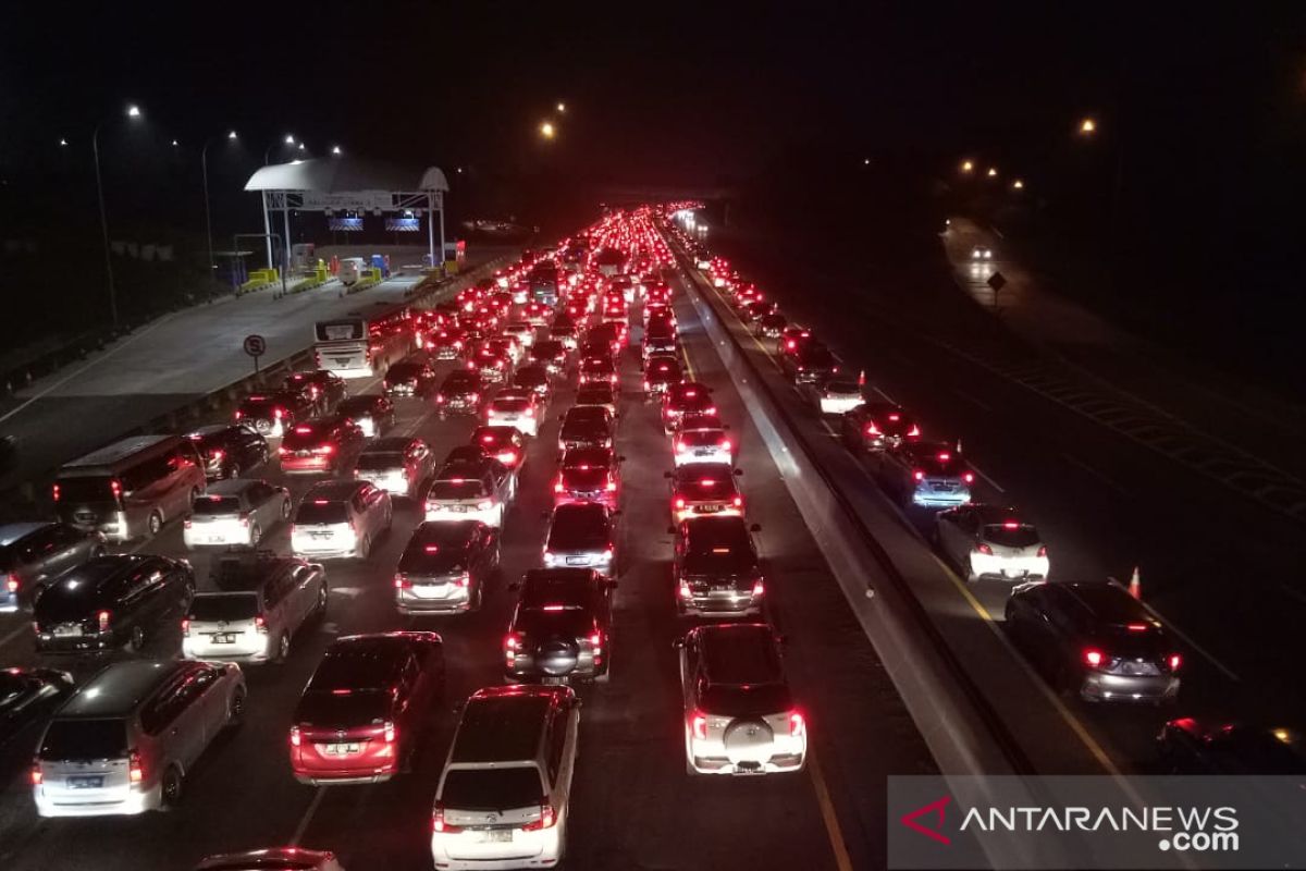 Arus jalan Tol Jakarta-Cikampek sempat padat merayap