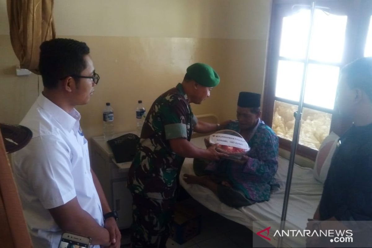 Danramil bersama Komunitas Kalsel Peduli kunjungi pasien yang berlebaran di Rumah Sakit TPT