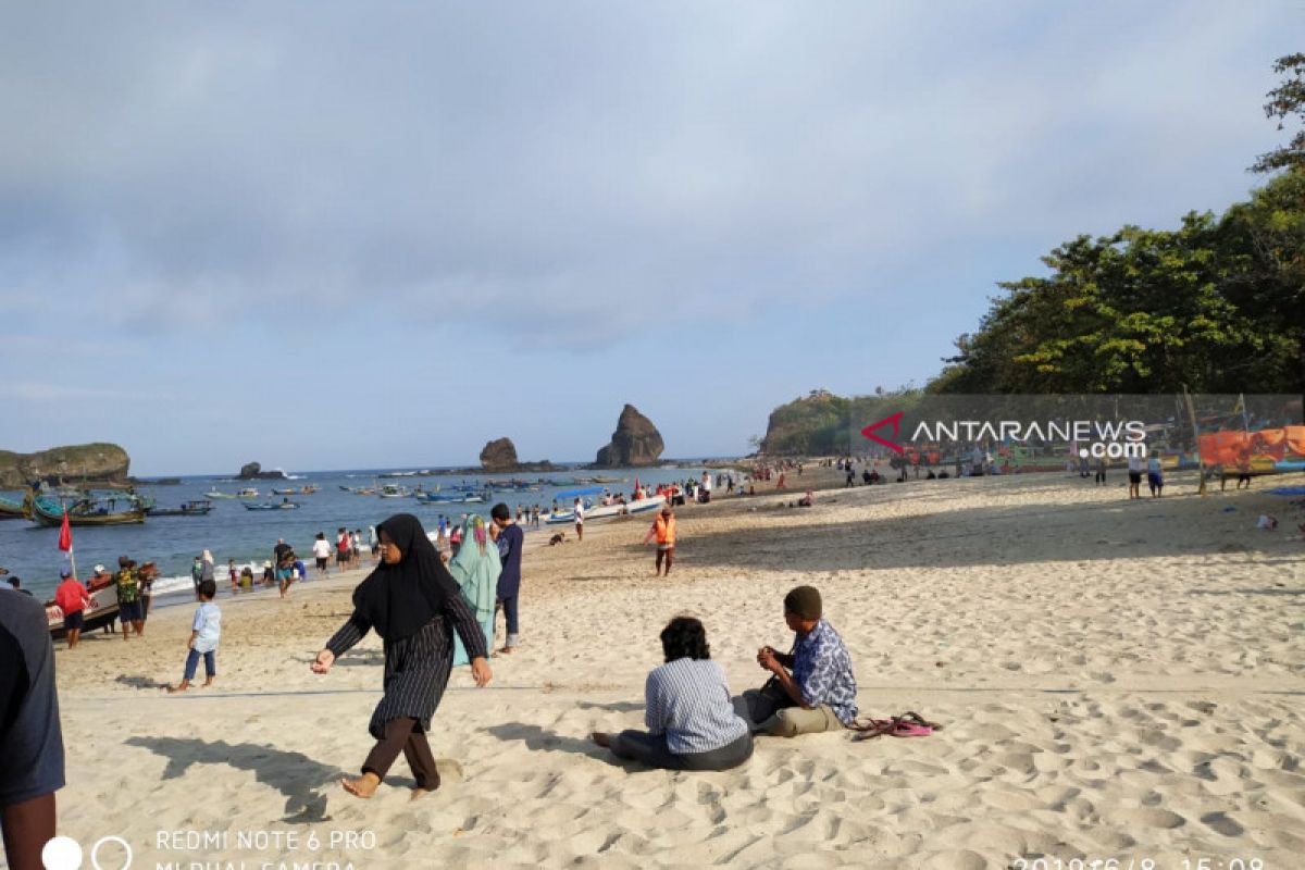 Ribuan wisatawan padati Pantai Papuma Jember selama libur Lebaran