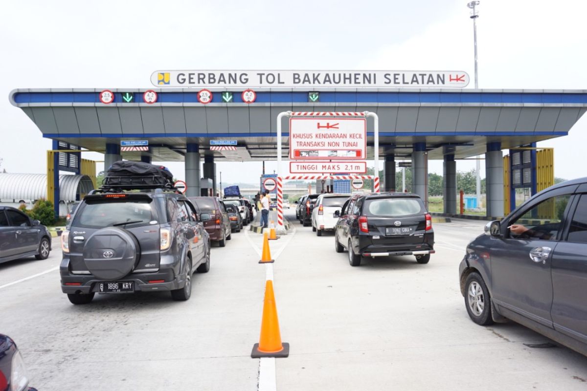 15.000 kendaraan tinggalkan Sumatera melalui gerbang tol Bakauheni Selatan