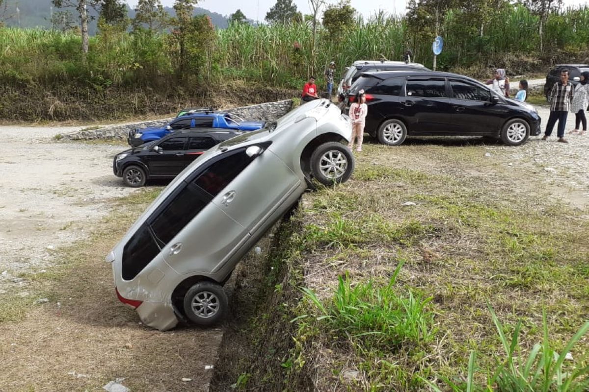 Lupa pasang rem tangan, mobil  pengunjung mundur di Puncak Lawang     (video)