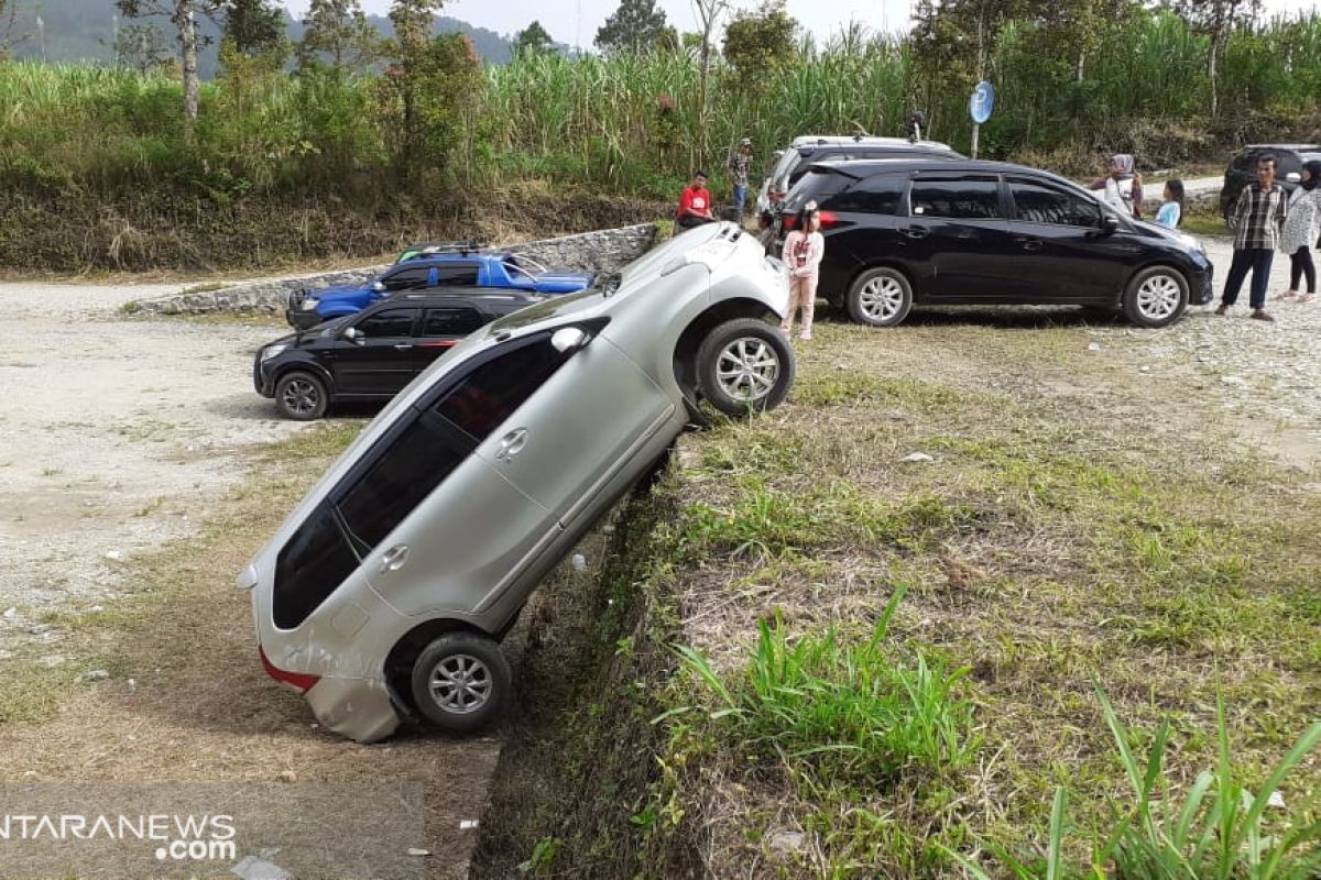 Mobil wisatawan mundur saat terparkir di Puncak Lawang, sumbar