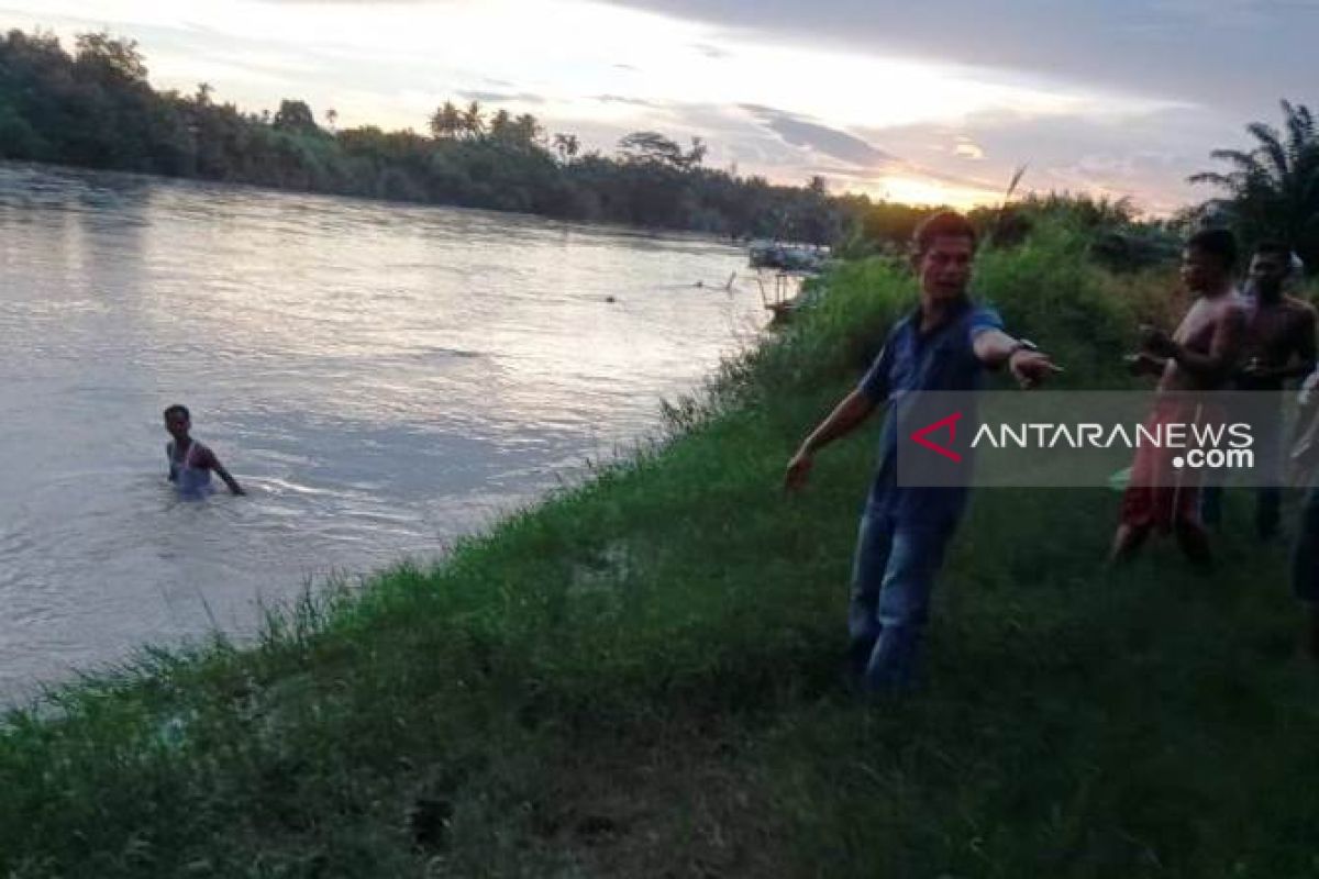 Seorang bocah hanyut dibawa derasnya arus Sungai Batangtoru