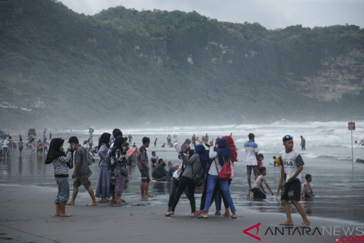 BMKG ingatkan wisatawan waspadai tinggi gelombang laut selatan Yogyakarta