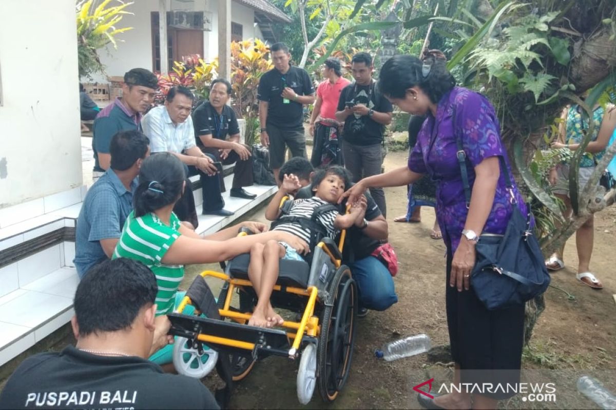 Tiga penyandang disabilitas Gianyar terima bantuan Dinsos Bali