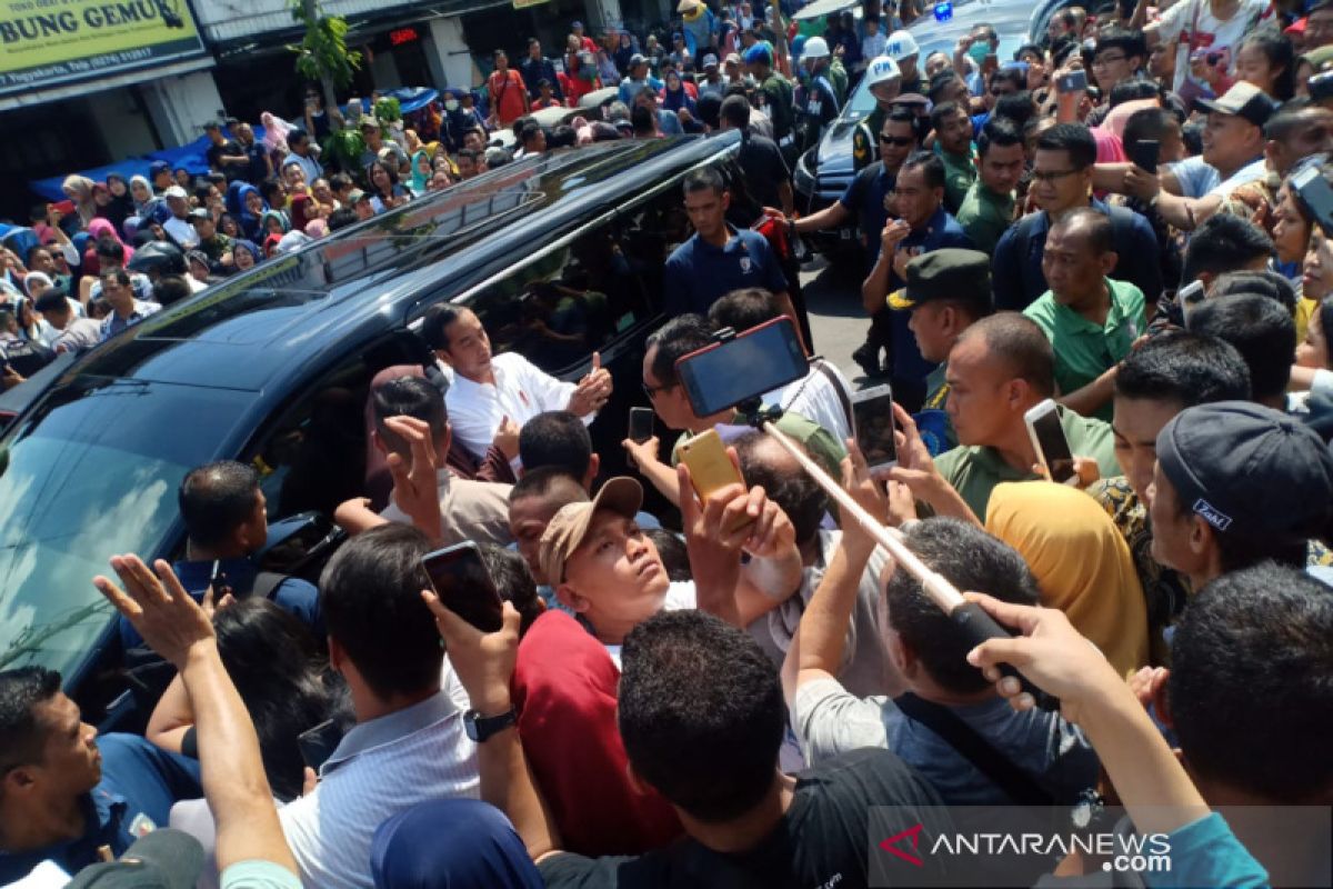 Joko Widodo bersama keluarga borong  batik di Pasar Beringharjo