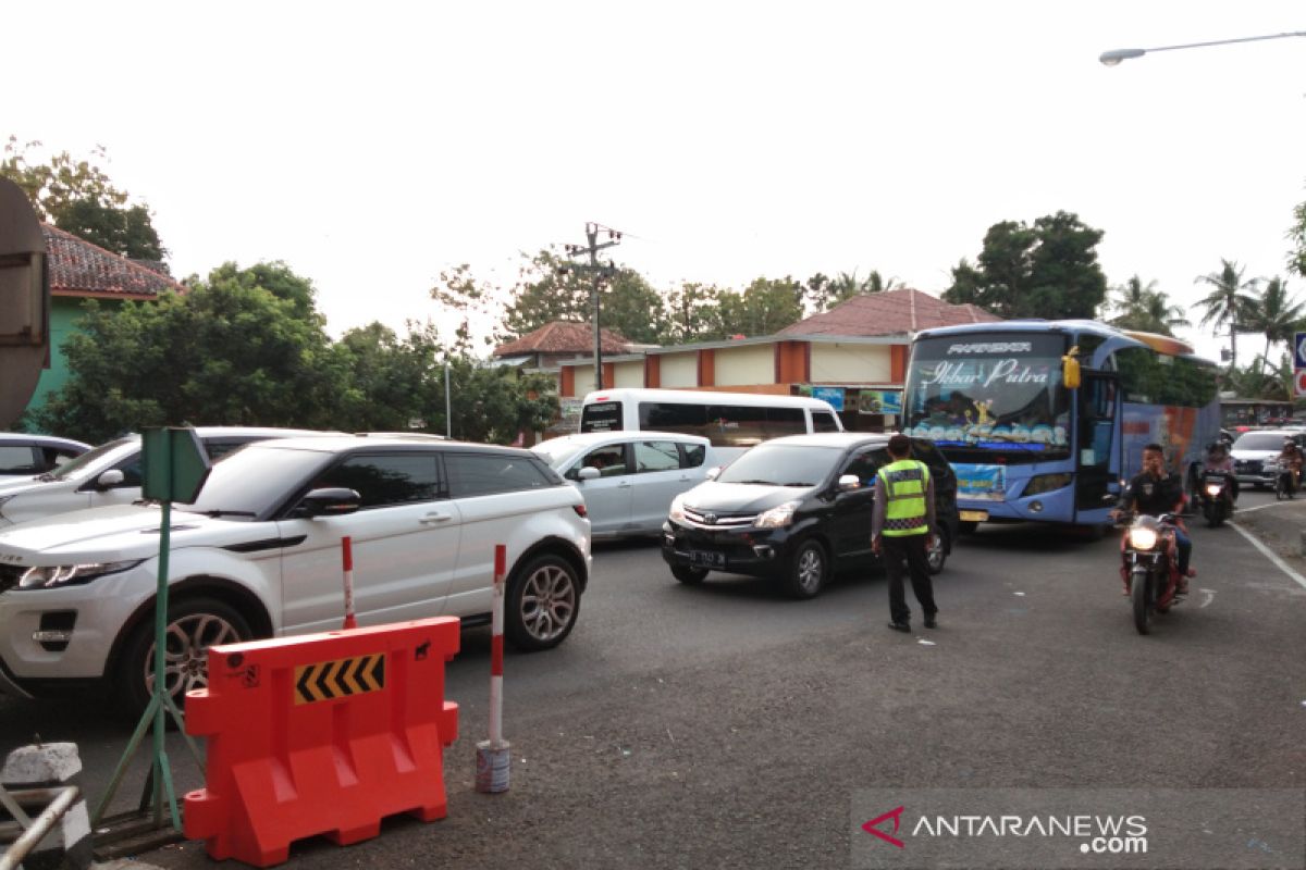 Petugas mengantisipasi penumpukan kendaraan wisatawan di Jembatan Kretek