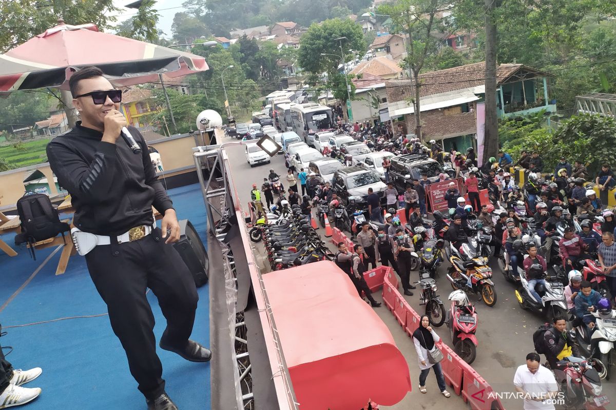 "Police Band" hibur pemudik saat diberlakukan One Way di Nagreg