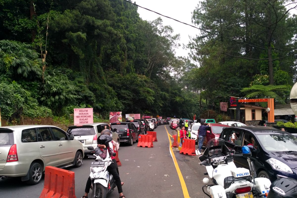 Ribuan pengendara terjebak berjam-jam di Puncak-Cipanas