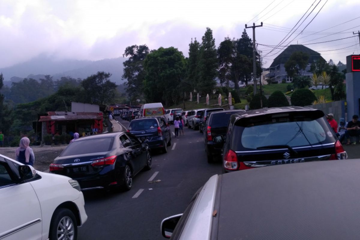 Polres Cianjur arahkan penguna jalan ke jalur alternatif