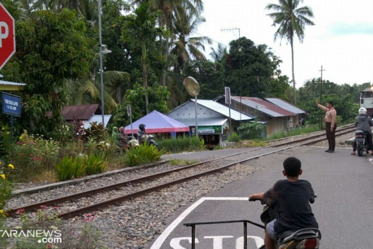 Pramuka Pariaman bantu pengamanan lalu lintas perlintasan kereta api selama Lebaran