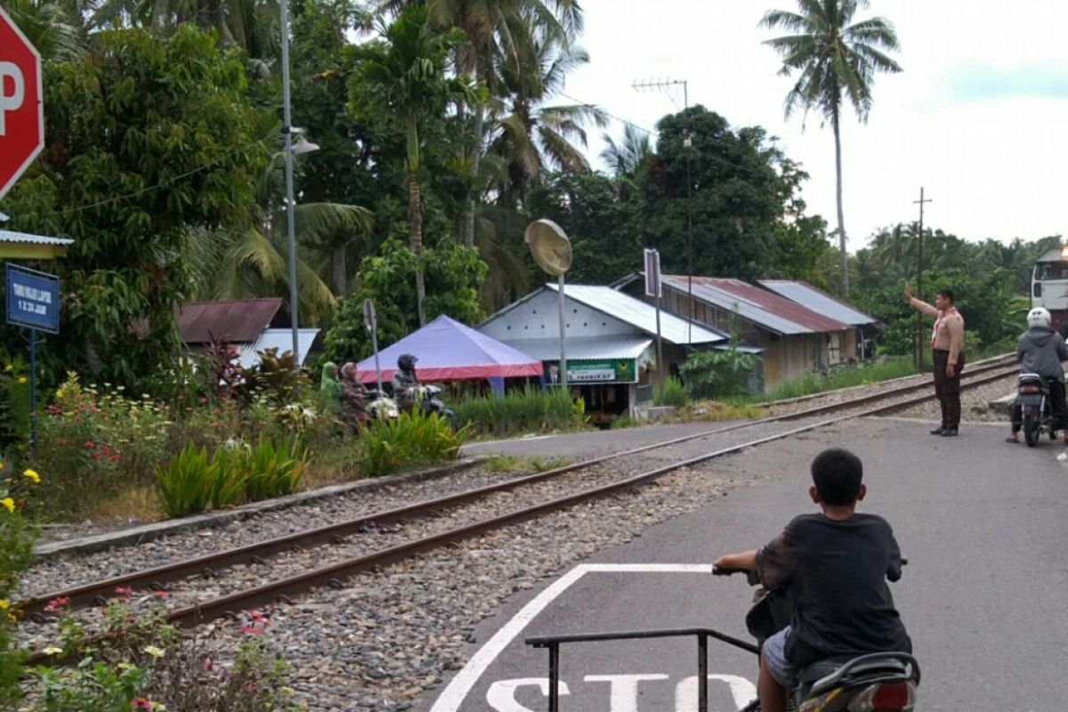 Pramuka Pariaman bantu jaga  perlintasan kereta api selama Lebaran