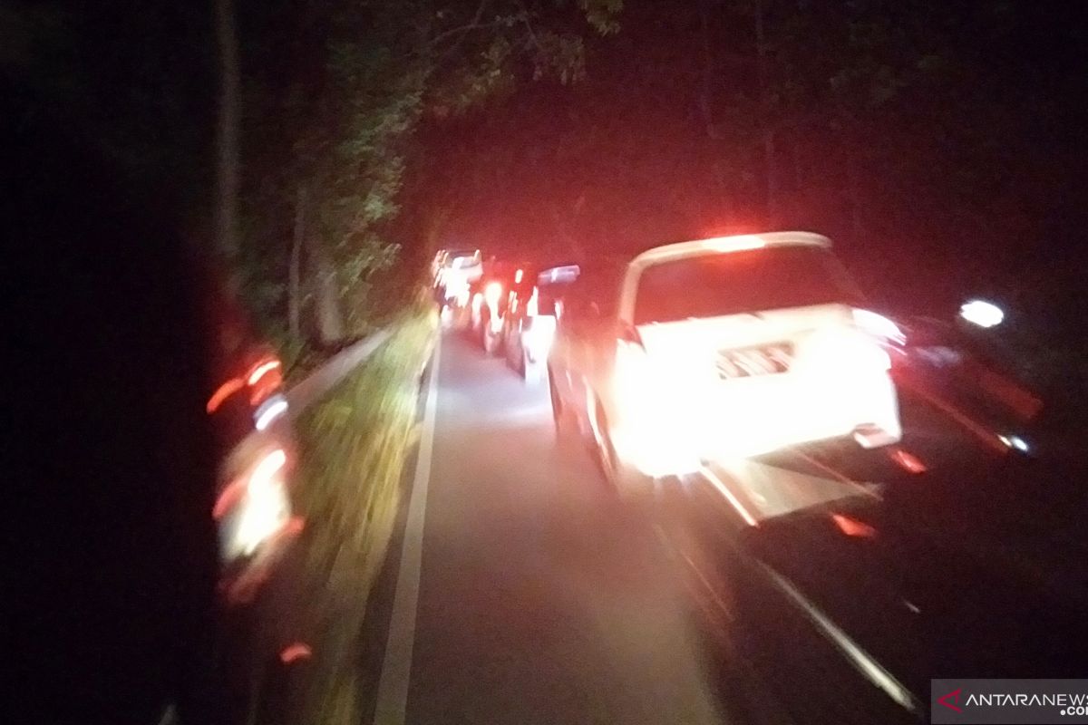 Antrean kendaraan bermotor mencapai 4 kilometer di Bangkalan