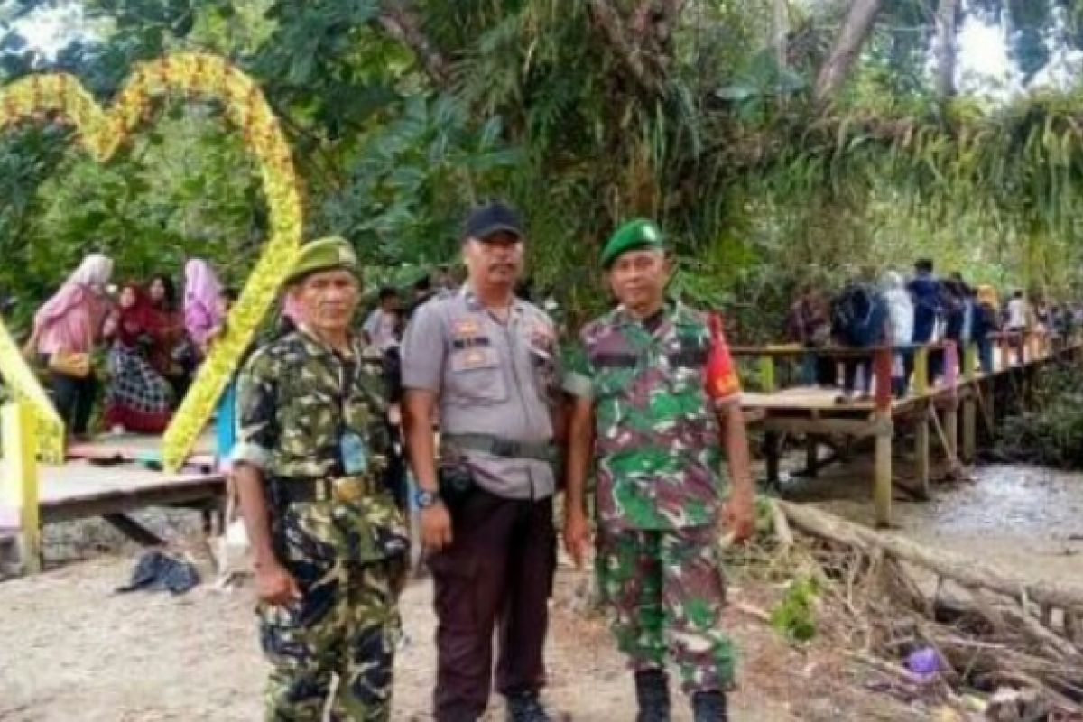 Polisi jaga  kendaraan di tempat wisata