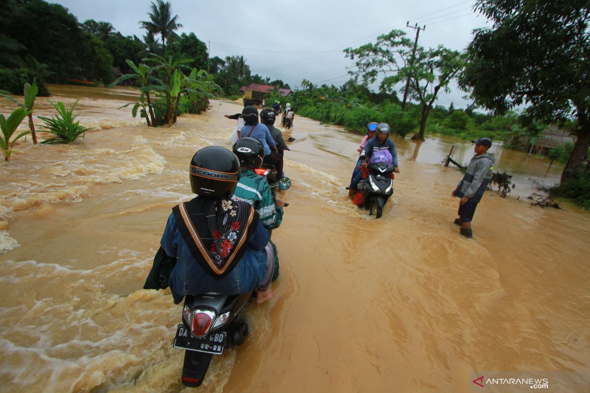 Bupati Kotabaru tinjau lokasi tanah longsor