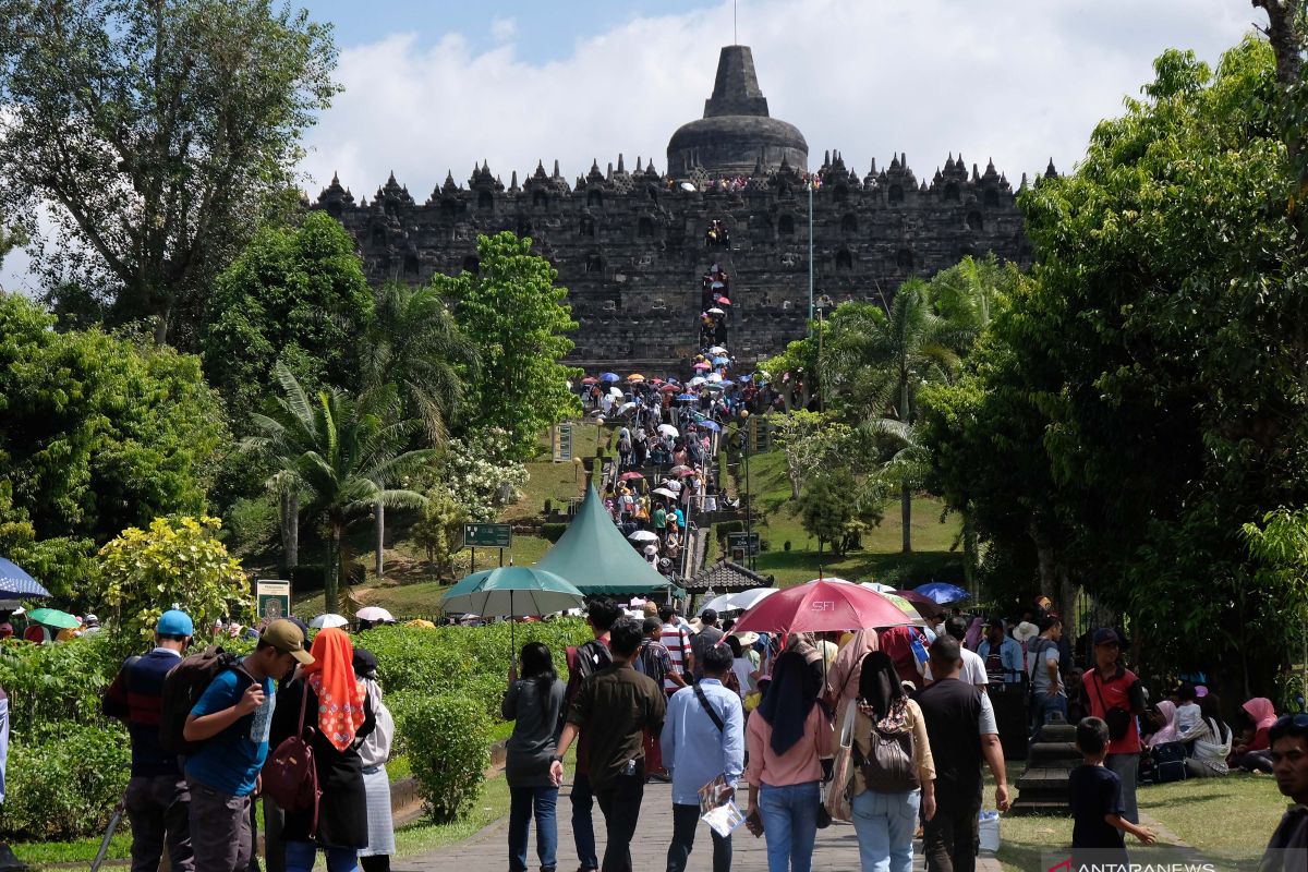 Pengunjung Borobudur pada masa ramai libur Lebaran 2019 susut