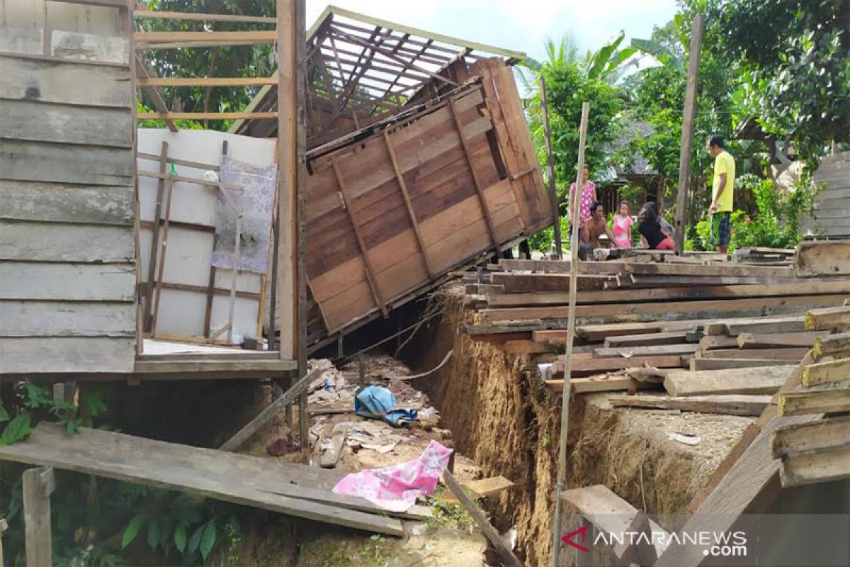 12 warga Bintang Ninggi mengungsi akibat rumah terkena longsor