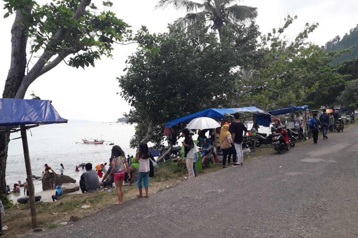 Pedagang di pantai raup keuntungan berlipat