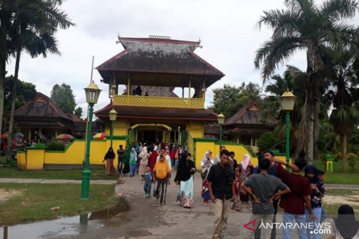 Istana Alwatzikoebillah diserbu pengunjung saat Lebaran