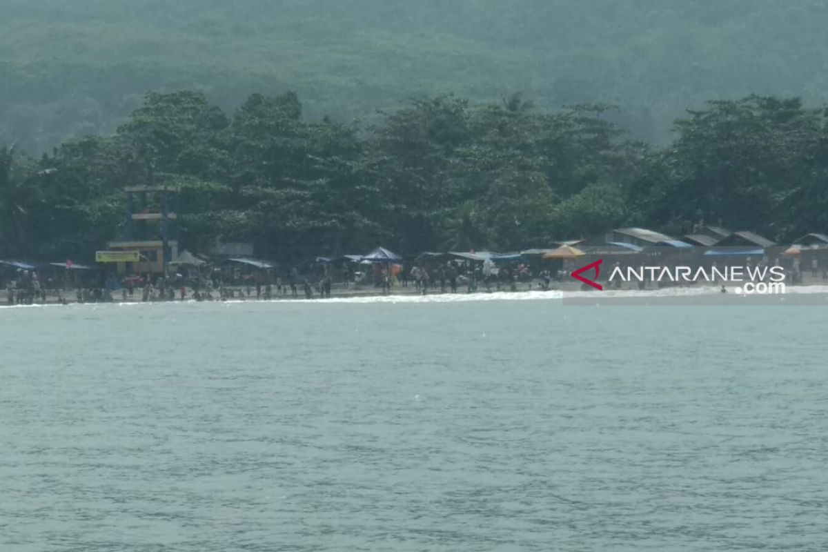 Belasan wisatawan di Pantai Karanghawu Sukabumi tersengat ubur-ubur