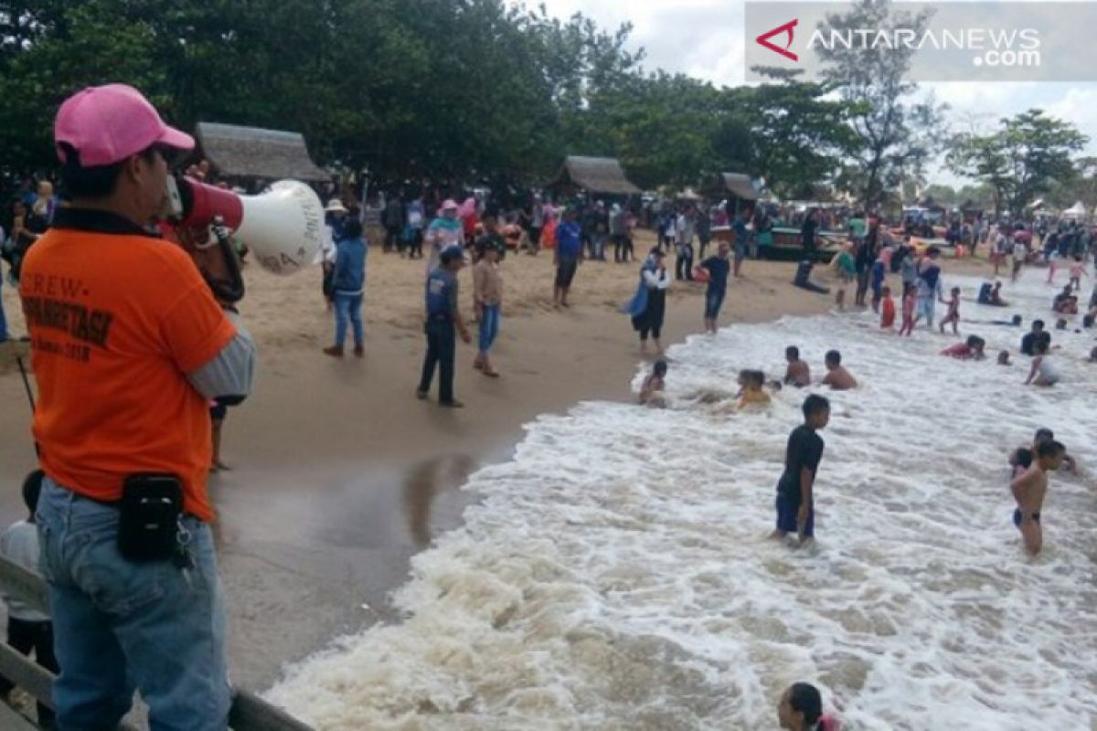 Tourists crowd attractions in Tanah Bumbu