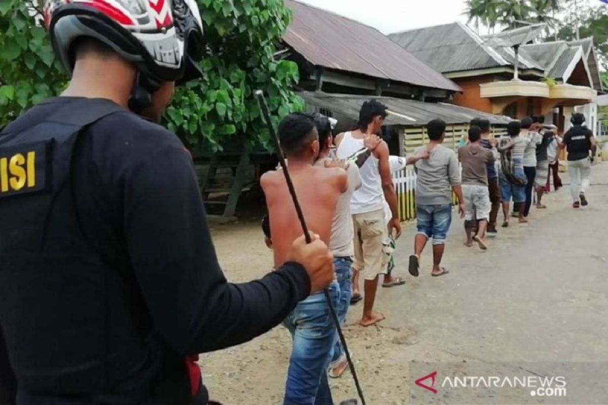 Pasca bentrok, 81 warga Desa Sampuabalo dibawa ke Polda Sultra untuk diperiksa