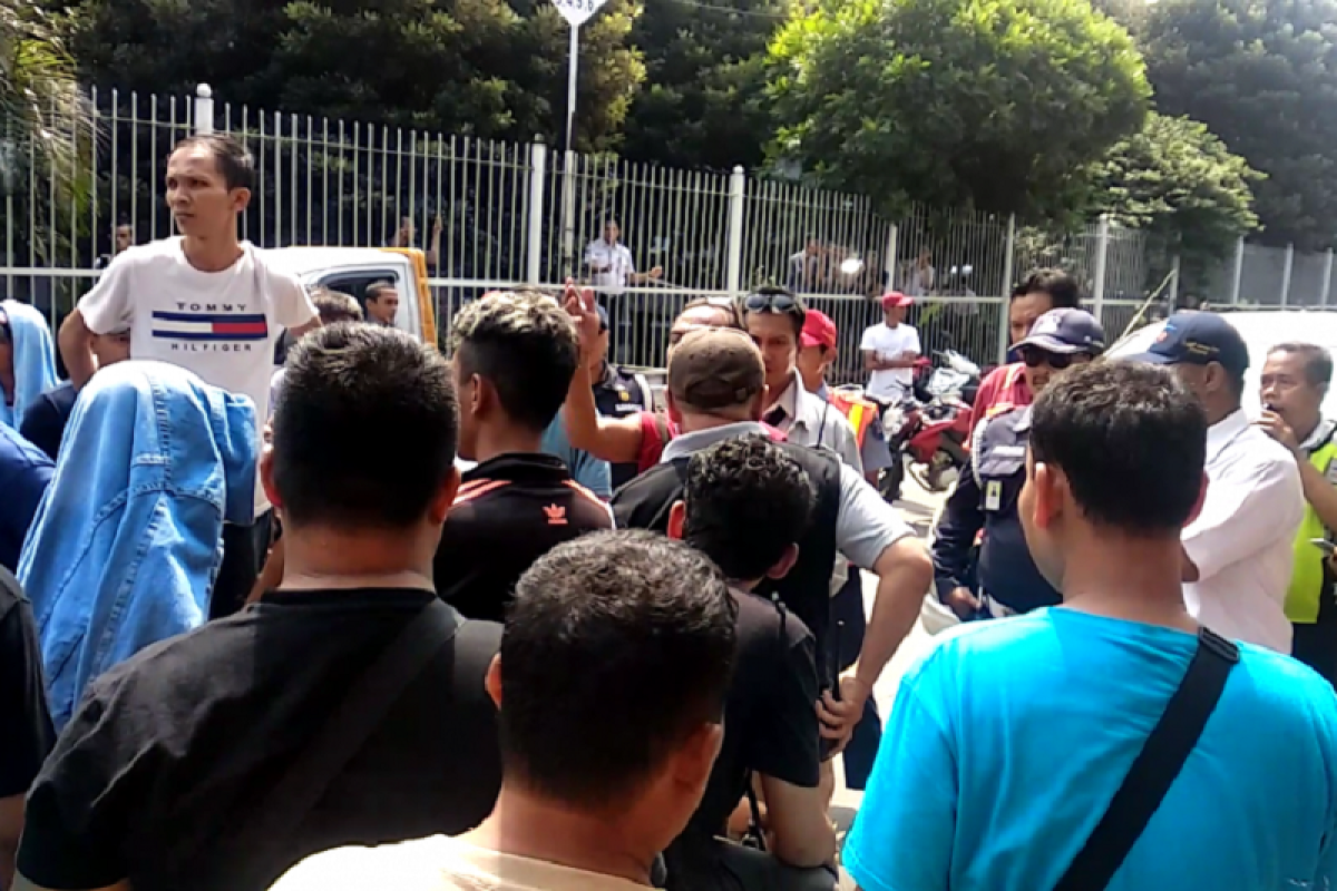 Ratusan penumpang KMP Mutiara Persada II lakukan aksi demo