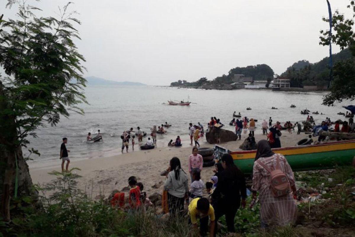 Warga isi libur Lebaran dengan kunjungi pantai terdampak tsunami