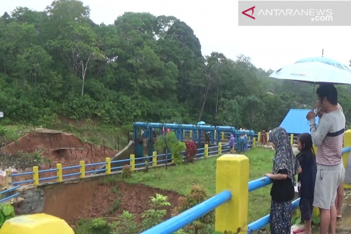 Tanggul Embung Tirawan Kotabaru ambruk akibat curah hujan tinggi