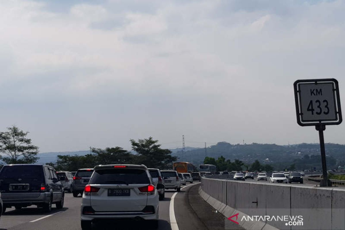 Antrean kendaraan bermotor terjadi di ruas Tol Bawen-Semarang