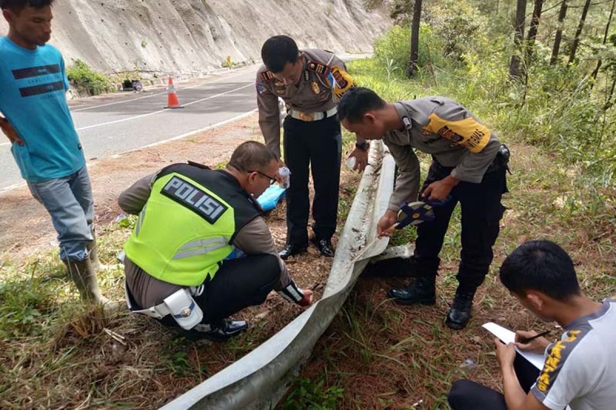 Mobil masuk jurang, satu penumpang meninggal dunia  dan enam luka-luka