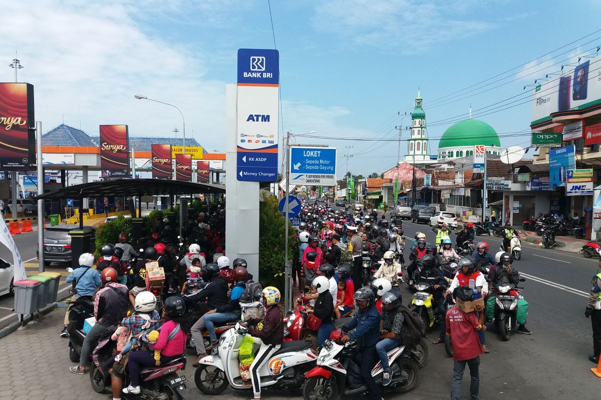 Penumpang kapal feri di Pelabuhan Ketapang membeludak (Video)