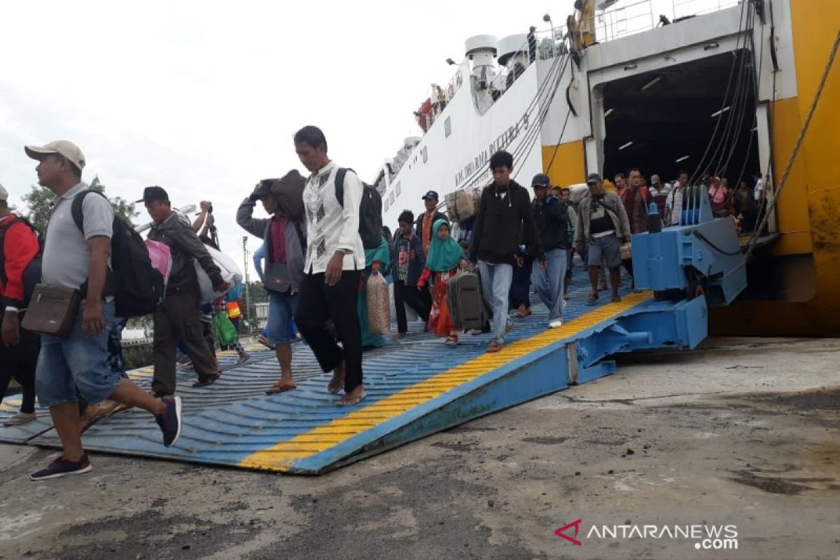 1.390 penumpang tiba di Kobar menggunakan kapal laut