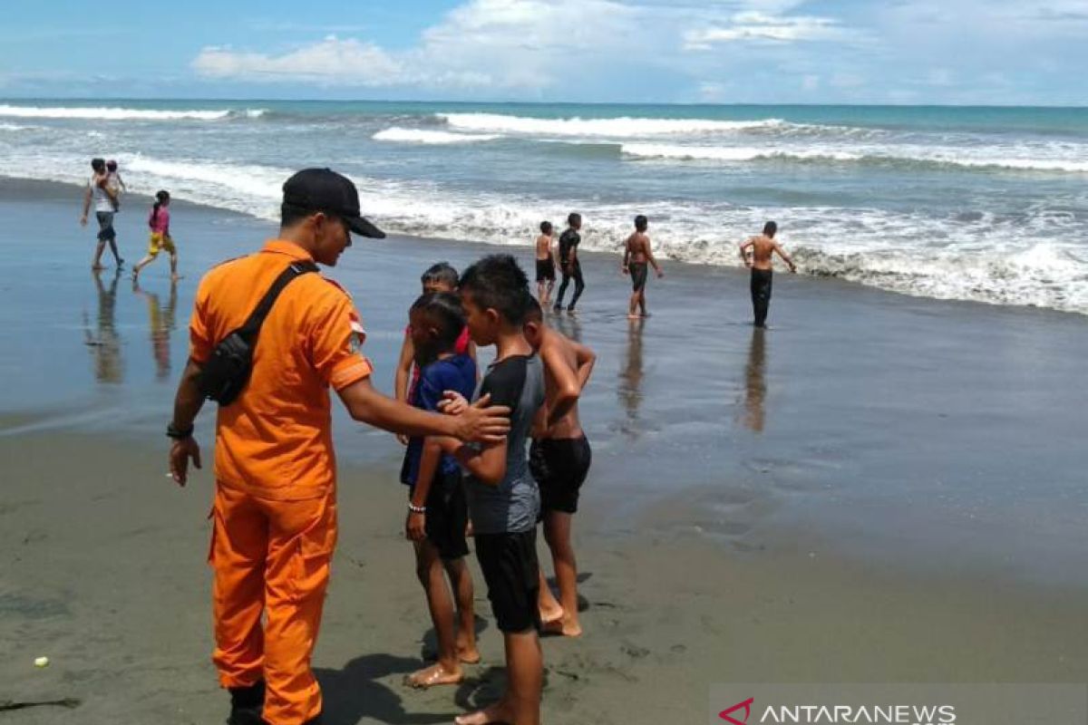 SAR awasi pengunjung pantai wisata di Aceh