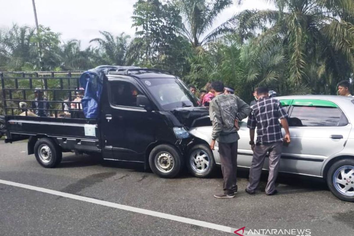 Sedan dan pick up tabrakan saat arus balik di Nagan Raya