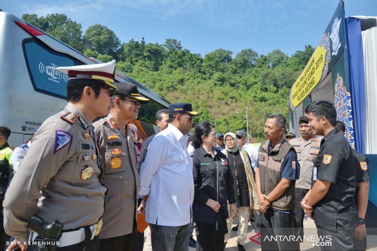 Menhub imbau masyarakat tidak berhenti di bahu jalan  tol