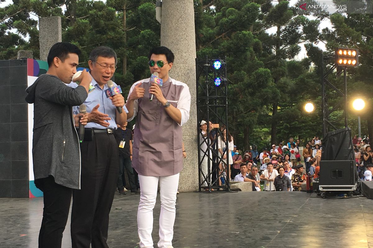 Pendangdut Fildan dan Wali Kota Taipei  sepanggung hibur TKI
