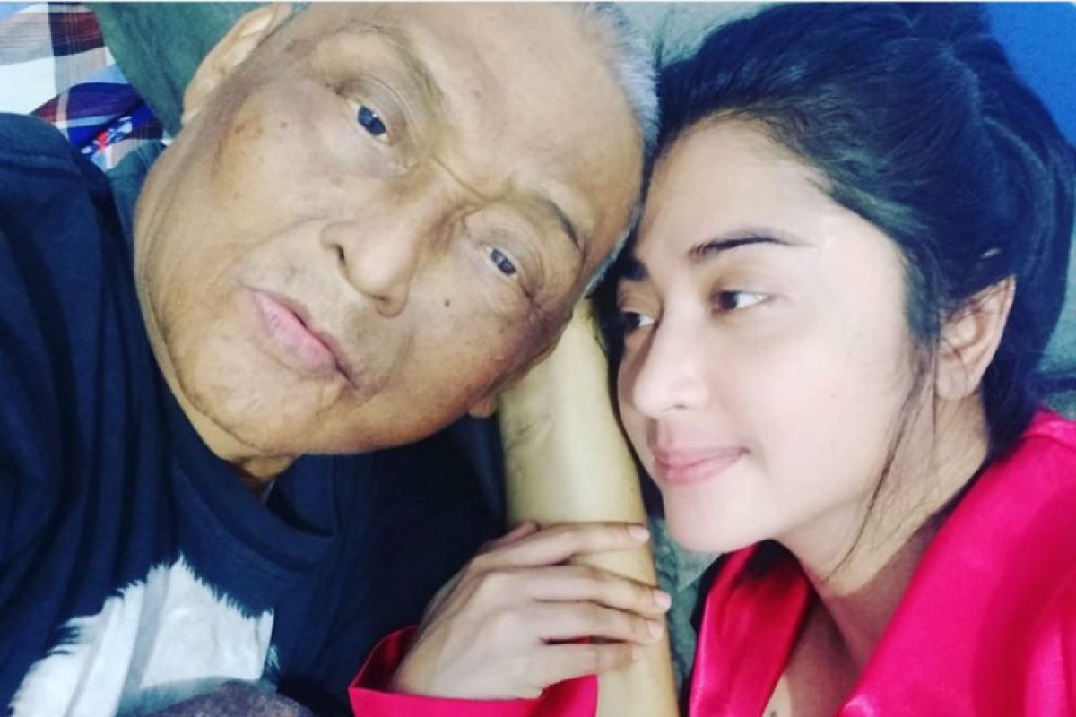 Ayah Dewi Perssik meninggal hingga perkembangan kasus Huawei