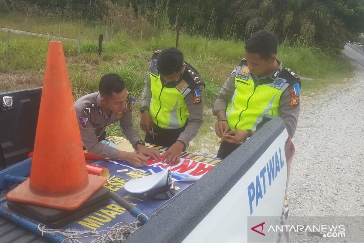 Cegah lakalantas, Polres Siak pertebal "scotlight" spanduk di lokasi rawan kecelakaan