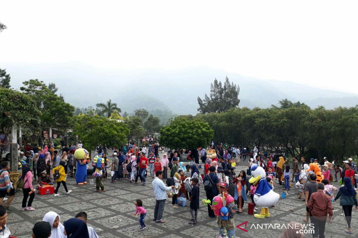 Puluhan ribu wisatawan padati Kebun Raya Cibodas