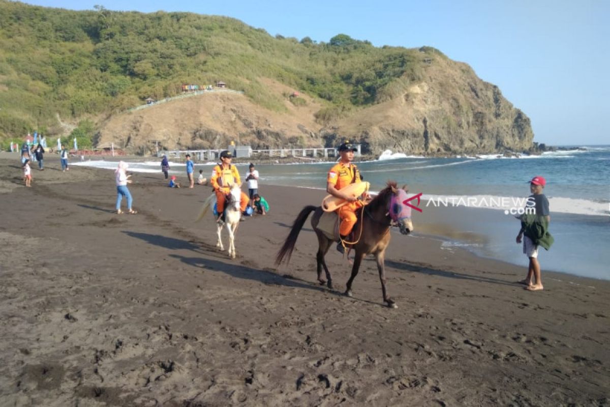 Tim SAR gunakan kuda patroli Lebaran di Pantai Payangan Jember