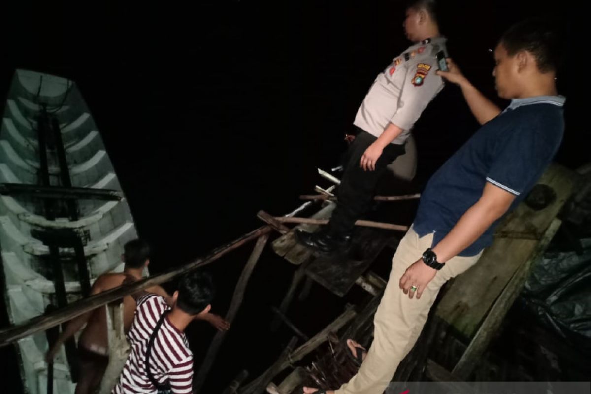 Perahu angkut wisatawan  terbalik, satu tewas