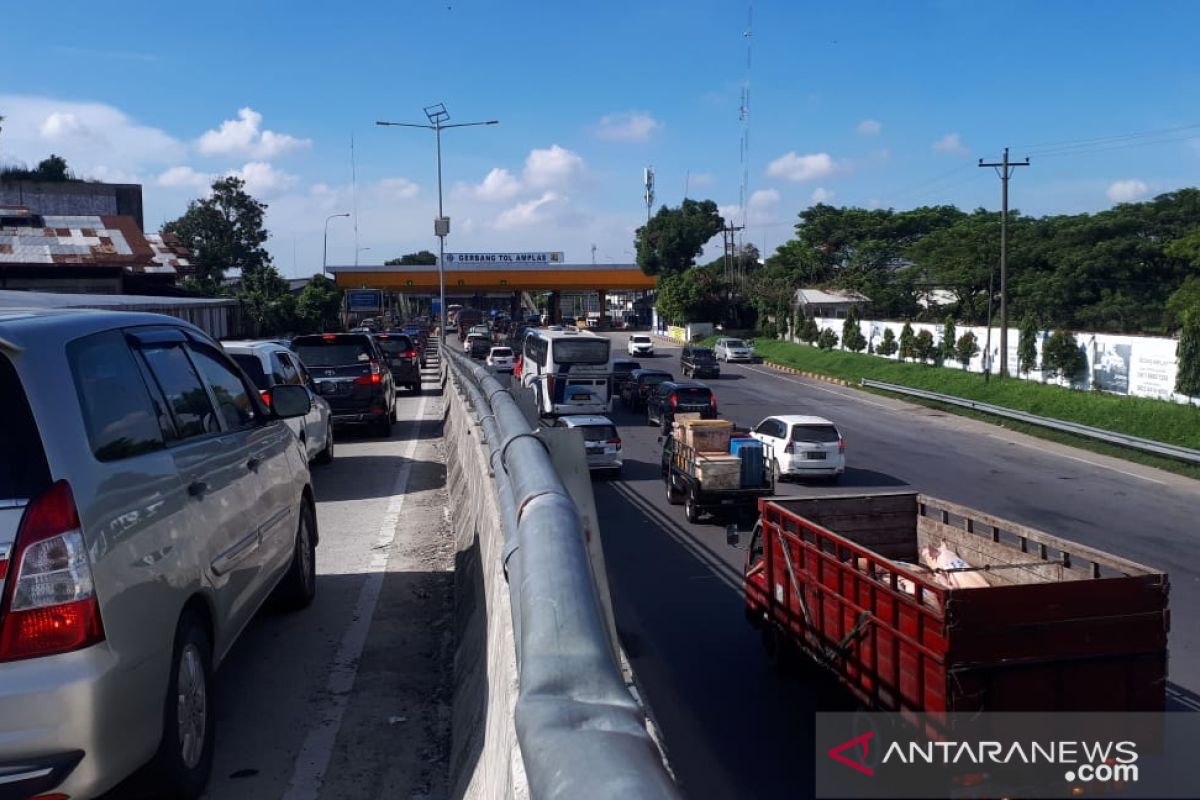 Puncak arus balik, gerbang tol Medan-Kualanamu-Tebing Tinggi macet