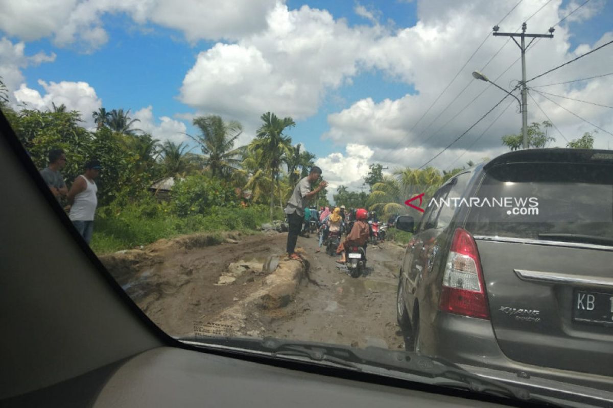 Jalan rusak hambat arus balik Lebaran di Sambas