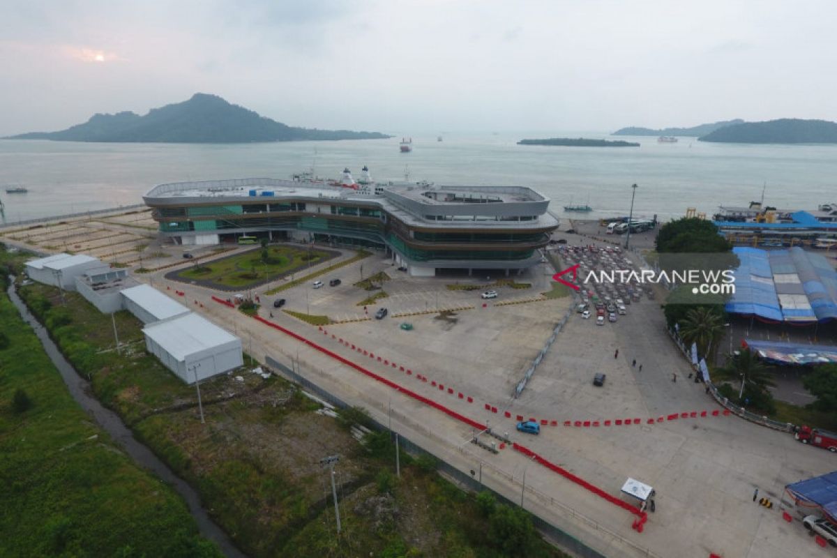 Kendaraan pemudik mulai padati kantong Dermaga III Pelabuhan Bakauheni