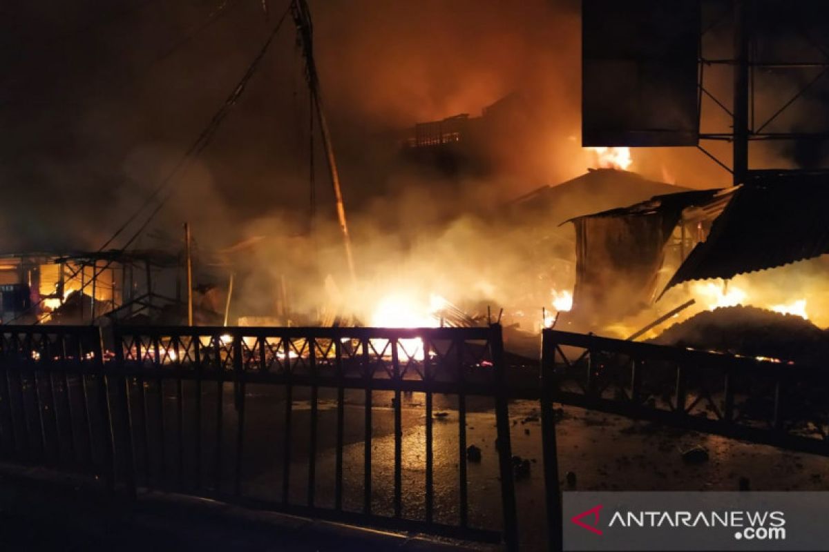 Kebakaran melanda Pasar Ujungberung Bandung Minggu (9/6) malam