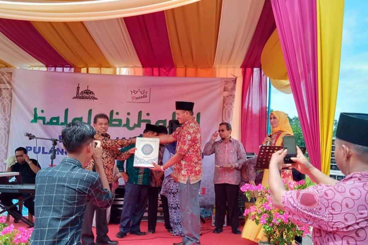 Perantau Batukambiang Agam salurkan ribuan Al Quran