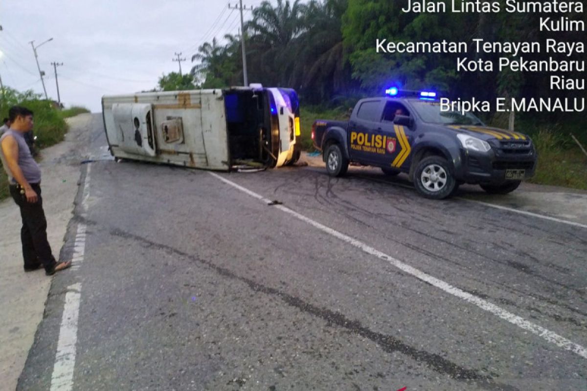 Gagal menanjak, bus sarat penumpang mundur dan terbalik di Pekanbaru