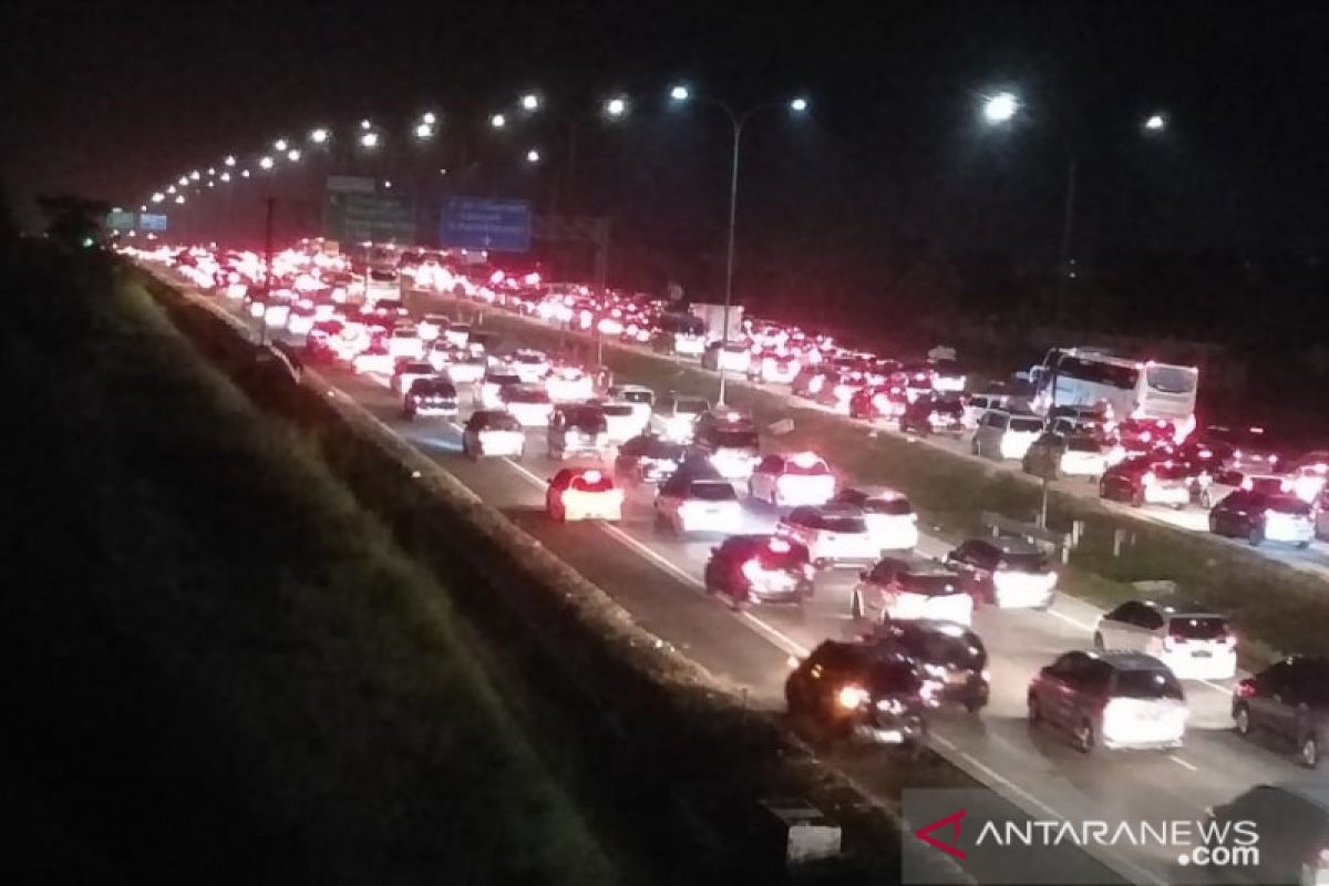 Tol Cipali hingga tol Jakarta-Cikampek padat merayap Minggu malam